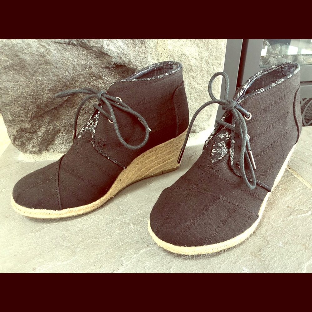 TOMS 6.5 Black Floral Closed Toe Espadrilles